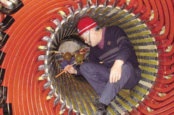 西安泰富西瑪電機(jī)吳高治、劉長安、張衛(wèi)華榮獲西安市勞動(dòng)模范榮譽(yù)稱號。